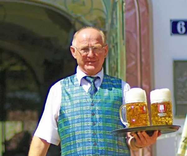 Отель & Zur Post Вальгау